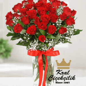 Vazo içerisinde 41 adet kırmızı gül Kırmızı Gül Çok Şey İfade Edebilir Sevdiklerinizi Özel Hissettirin Masa Çiçeği Vazoda 41 İthal Kırmızı Gül